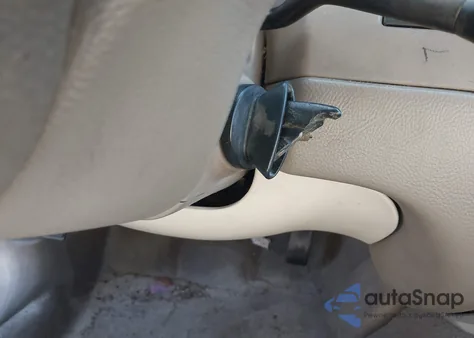 2003 Lincoln Town Car Executive z USA, uszkodzony, nr VIN 1LNHM81WX3Y636578